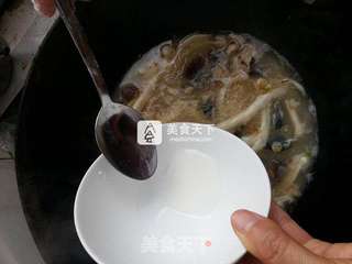 海鲜菇皮蛋娃娃菜的做法步骤:11