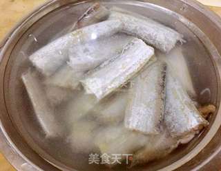 刀鱼炖茼蒿的做法步骤:2