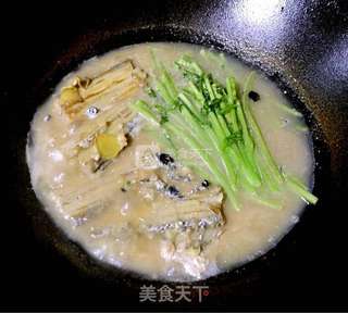 刀鱼炖茼蒿的做法步骤:11