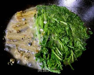 刀鱼炖茼蒿的做法步骤:12
