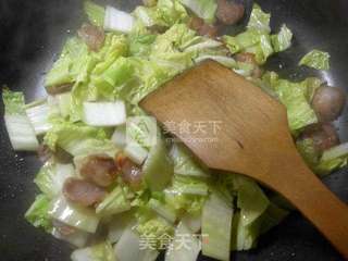 麻辣香肠白菜炒年糕的做法步骤：3