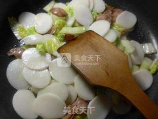 麻辣香肠白菜炒年糕的做法步骤：4
