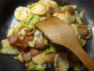 麻辣香肠白菜炒年糕的做法步骤：8