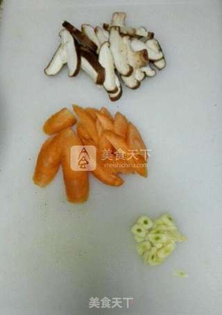 香菇炒菜花的做法步骤:2