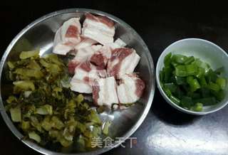 酸菜红烧肉的做法步骤：1