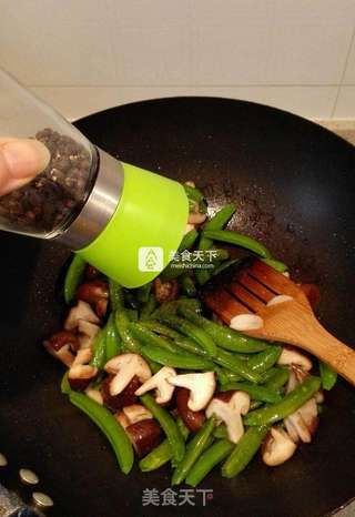 香菇炒甜豆的做法步骤:5