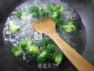 西兰花炒海虾的做法步骤：2