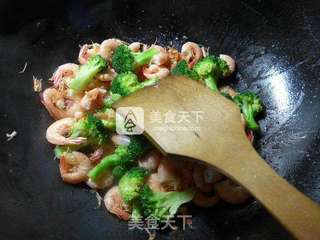 西兰花炒海虾的做法步骤：7
