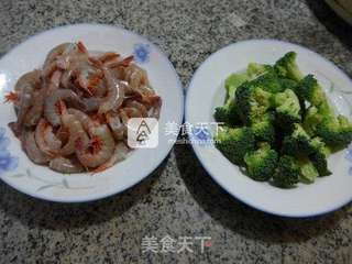 西兰花炒海虾的做法步骤：1
