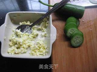 黄瓜鸡蛋三明治的做法步骤:3