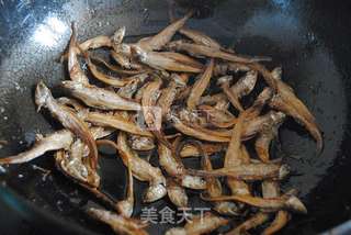 香酥银鱼干的做法步骤:5