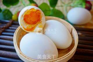 自制爆油咸鸭蛋的做法步骤:12