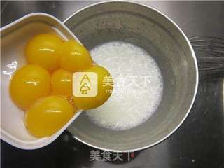 蔓越莓皇冠戚风蛋糕的做法步骤:5
