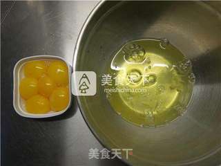 蔓越莓皇冠戚风蛋糕的做法步骤:2