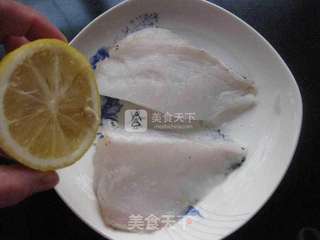 柠香煎鳕鱼的做法步骤:2