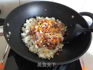 蘑菇香肠炒饭的做法步骤:7