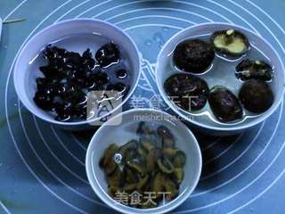 香菇木耳淡菜汤的做法步骤:2