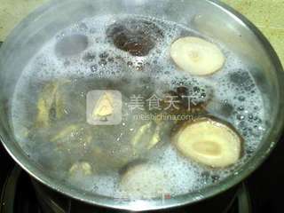 香菇木耳淡菜汤的做法步骤:8