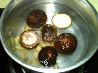 香菇木耳淡菜汤的做法步骤:7
