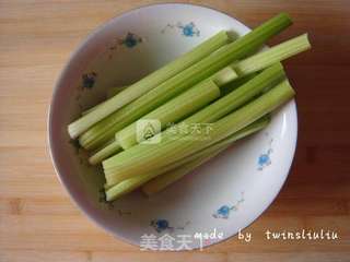 芹菜拌花生米的做法步骤:2