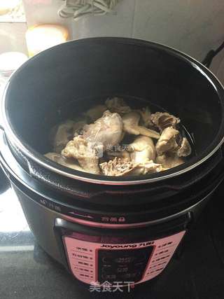 土鸡菌菇芋头煲的做法步骤:2
