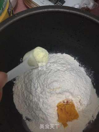 奶香南瓜花样馒头的做法步骤:2