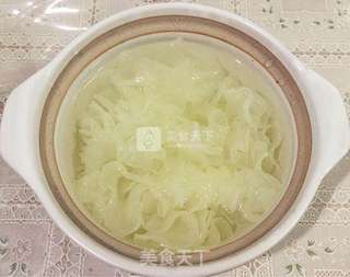 雪梨枸杞银耳羹的做法步骤:2
