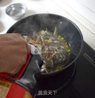 蟹烧毛豆的做法步骤:6