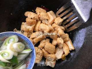 节后“刮油”的清道夫=南北通吃外脆里嫩的小炒豆腐果的做法步骤:9