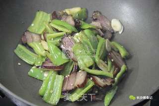 青椒炒五花腊肉的做法步骤:6