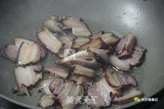 青椒炒五花腊肉的做法步骤:3