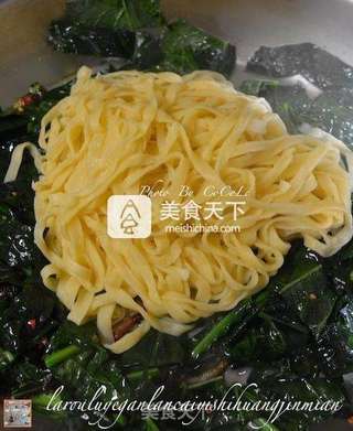 CoCoLc的私菜食谱经--腊肉绿叶甘蓝菜意式黄金面 【传统的意式面】新鲜尝的做法步骤:11
