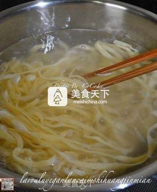 CoCoLc的私菜食谱经--腊肉绿叶甘蓝菜意式黄金面 【传统的意式面】新鲜尝的做法步骤:9