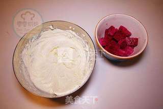 火龙果奶油蛋糕卷的做法步骤:13
