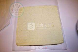 火龙果奶油蛋糕卷的做法步骤:12