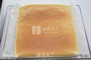 火龙果奶油蛋糕卷的做法步骤:11
