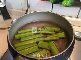西芹黄瓜苹果汁的做法步骤：2