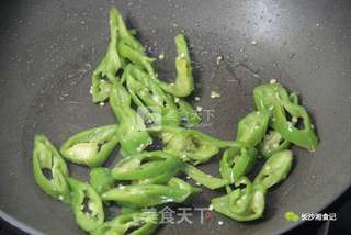 青椒炒香干|湘食记美食的做法步骤:2