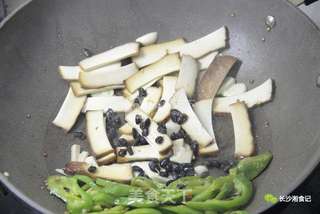 青椒炒香干|湘食记美食的做法步骤:4