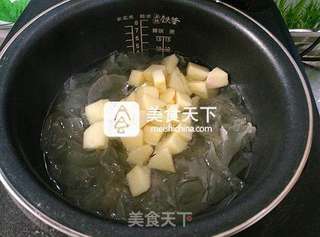 苹果银耳甜汤的做法步骤:4