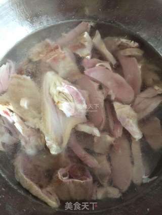 腊鹅炖土豆野山菇的做法步骤：2