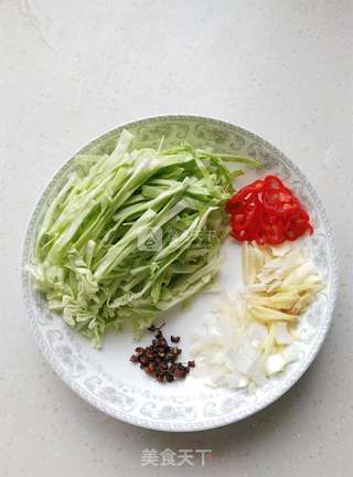 包菜炒粉丝的做法步骤:2