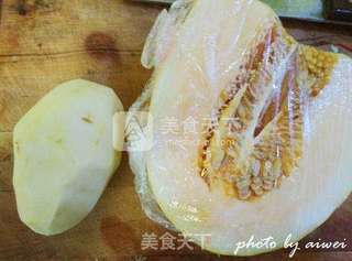 金丝沙律蜜瓜的做法步骤：1