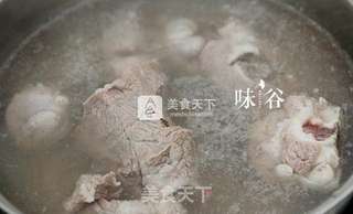 胡萝卜玉米筒骨汤的做法步骤:2
