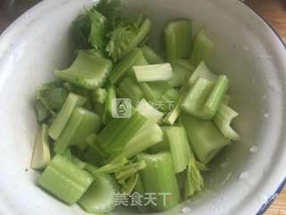 芹菜内脂豆腐的做法步骤:2