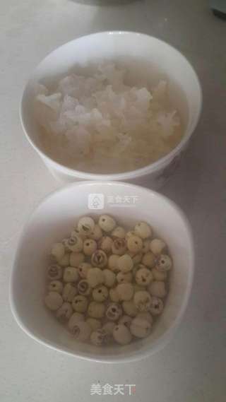 银耳莲子羹的做法步骤：1