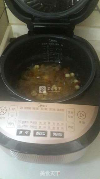 银耳莲子羹的做法步骤：2