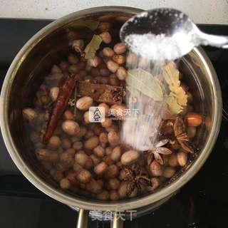 盐烤五香花生米-办公桌上的健康零食的做法步骤:2