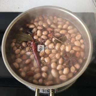 盐烤五香花生米-办公桌上的健康零食的做法步骤:3