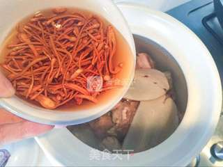 响螺虫草花龙骨汤的做法步骤:2